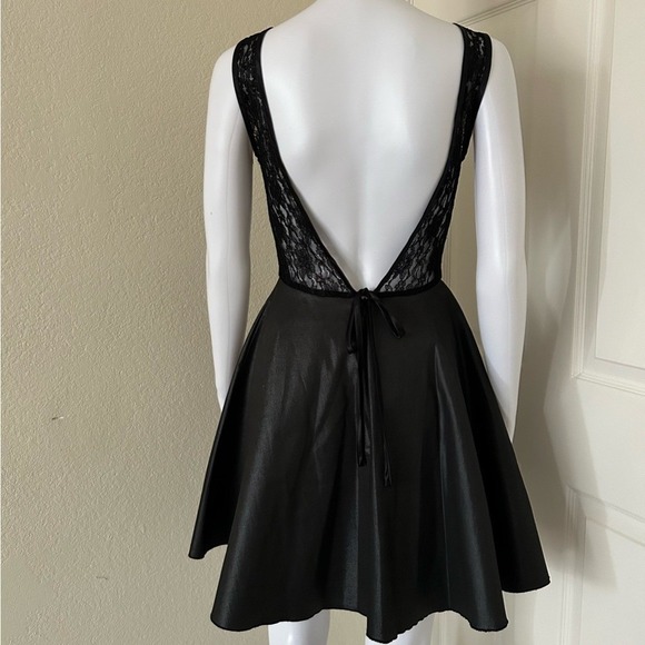 Walter by Walter Baker Black lace Mini flowy dress - Picture 6 of 10